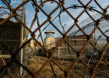 Sem comprimidos ou agulhas, apenas papel: como as drogas mortais estão mudando