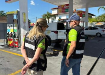 Procon deflagra operação após postos não reduzirem preços de combustíveis em SC