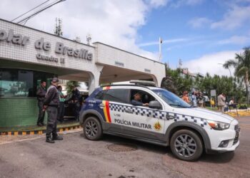 Bolsonaro recebe alta e chega em casa para cumprir prisão domiciliar