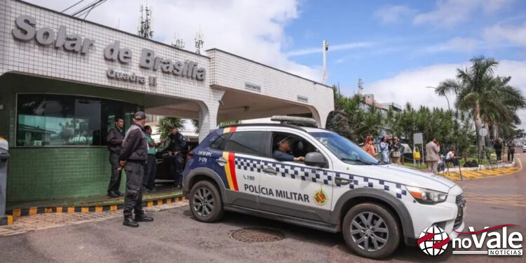Bolsonaro recebe alta e chega em casa para cumprir prisão domiciliar