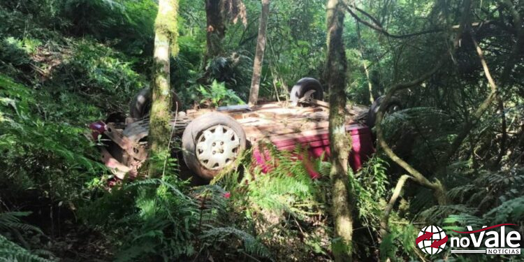 Motorista fica ferido após carro capotar em ribanceira no Meio-Oeste