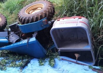 Operador fica ferido após tombamento de máquina agrícola