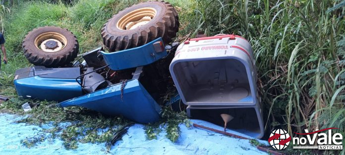 Operador fica ferido após tombamento de máquina agrícola