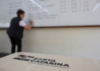 Superconcurso público para a educação em SC tem 10 mil vagas e salários de até R$ 11,5 mil