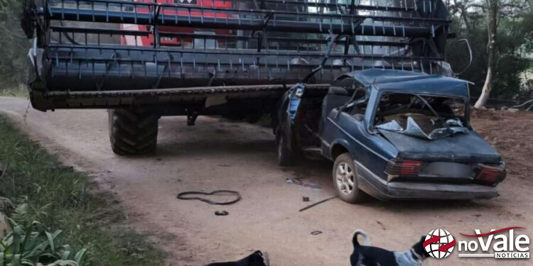 Condutor fica ferido em colisão entre carro e colheitadeira no interior de Sananduva