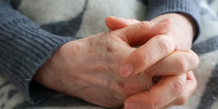 Mulher agride a própria mãe, desacata policiais e caso termina na delegacia em Joaçaba