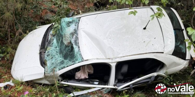 Carro sai da pista e cai em penhasco de 20 metros na BR-282, no Meio-Oeste de SC