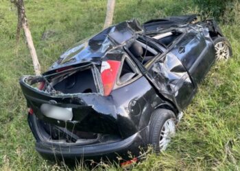 Carro cai em ribanceira de 200 metros no Pico da Malwee e mobiliza helicóptero em SC