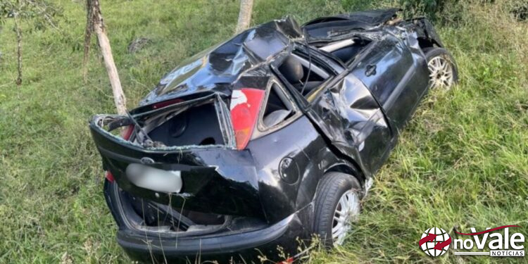 Carro cai em ribanceira de 200 metros no Pico da Malwee e mobiliza helicóptero em SC