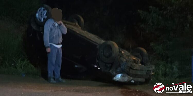 Mulher cochila ao volante e capota veículo na SC-150, em Ouro