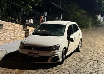 Carro sai da pista e tomba em Ouro; quatro pessoas levemente feridas