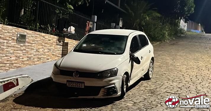 Carro sai da pista e tomba em Ouro; quatro pessoas levemente feridas