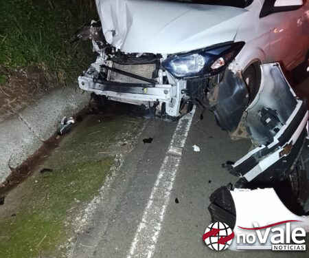 Carro de Capinzal colide com trator na SC-150 em Lacerdópolis e fica destruído