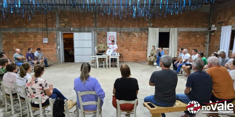 Moradores realizam reunião com a Polícia Militar para discutir implantação da Rede de Vizinhos em Lindenberg