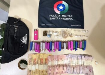 Suspeitos são detidos com crack, cocaína e maconha após ação da PM em Videira