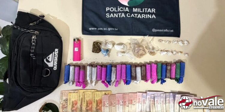Suspeitos são detidos com crack, cocaína e maconha após ação da PM em Videira