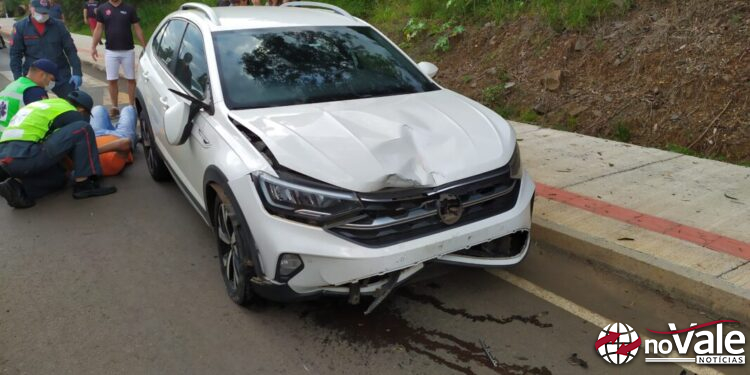 Colisão entre carro e motocicleta deixa homem ferido no Centro de Piratuba