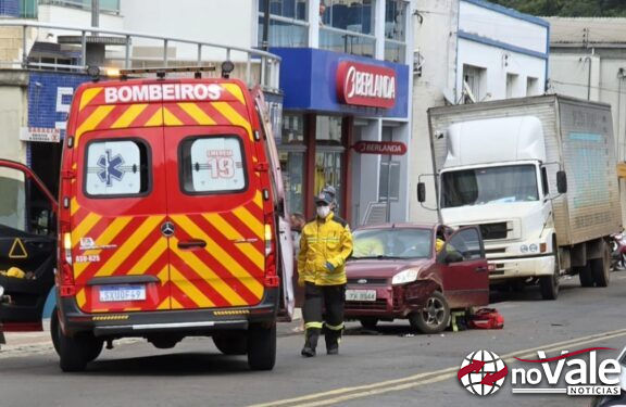 Gestante de 37 semanas e motorista são socorridas após colisão no Centro de Ouro