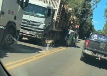 Colisão entre três veículos deixa uma pessoa ferida na SC-135, em Rio das Antas