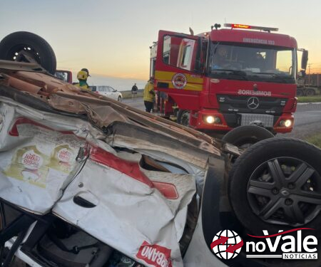 Capotamento após colisão deixa homem ferido na BR-470, em Campos Novos
