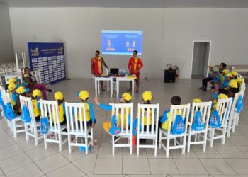 Projeto Golfinho 2026 inicia em Ouro com foco na prevenção aquática.