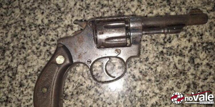 Homem é preso por ameaçar ex-companheira com arma de fogo e adaga em Herval d’Oeste