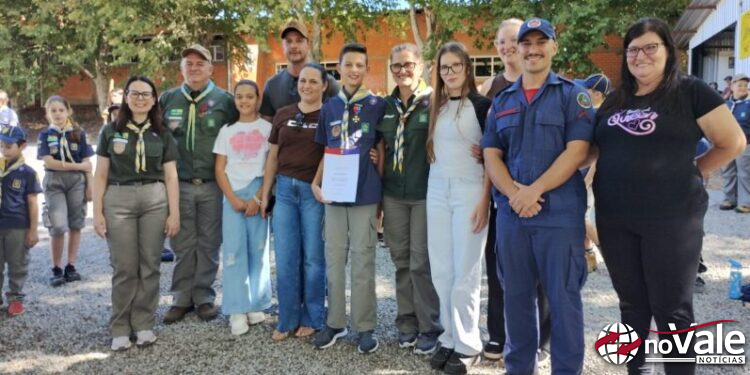 Escoteiro de Capinzal recebe medalha rara após salvar jovem de afogamento em acidente de moto
