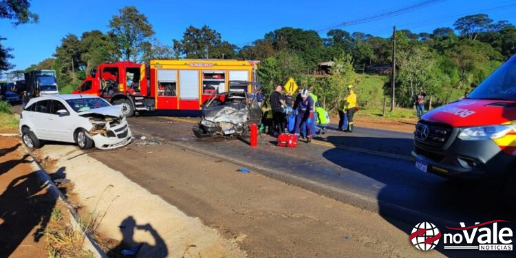 Acidente com três veículos deixa feridos e interdita rodovia em Chapecó