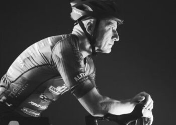 Ciclista de 57 anos morre após ser encontrado caído em trilha durante competição em SC