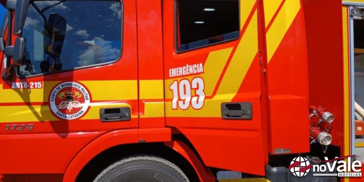Carro é consumido por incêndio no interior de São Miguel do Oeste
