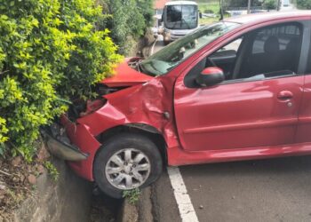 Motociclista é socorrida após forte colisão com carro em Capinzal