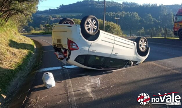 Veículo derrapa sobre britas e capota na SC-135 em Rio das Antas