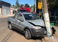 Colisão em poste deixa condutor ferido em Campos Novos