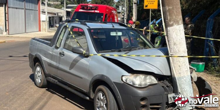 Colisão em poste deixa condutor ferido em Campos Novos