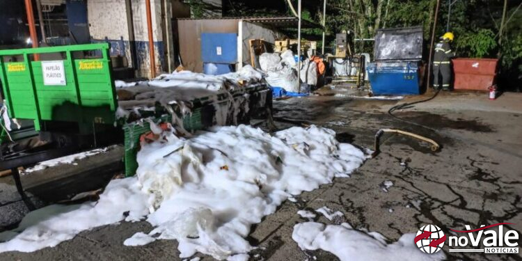 Incêndio em depósito de resíduos industriais mobiliza bombeiros em Joaçaba