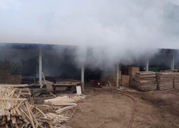 Incêndio atinge depósito de maravalha em madeireira no interior de Concórdia