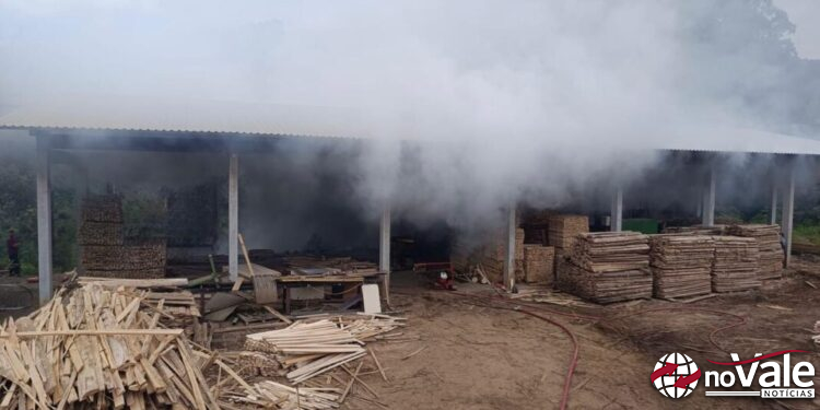Incêndio atinge depósito de maravalha em madeireira no interior de Concórdia