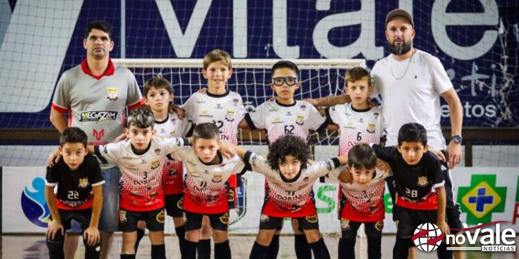 Escolinha Moretti Futsal estreia com vitória e derrota na Liga Catarinense Sub-9