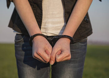 Mulher é presa após ameaçar a própria mãe e causar danos em residência em Luzerna